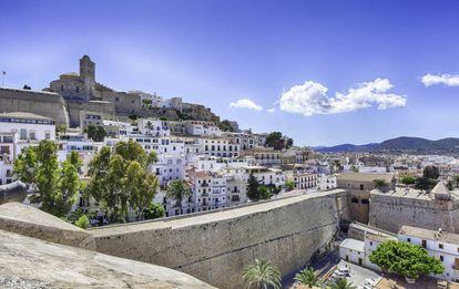 Panor&aacute;mica de las murallas de Ibiza, con la catedral al fondo a la izquierda.