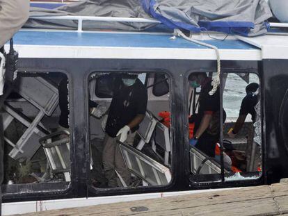 Los daños del barco turístico después de estallar en Bali.