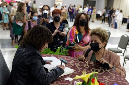 Rosa Montero firma libros durante el congreso en Caguas.