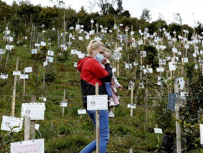 Una mujer y su hija visitan un memorial para las víctimas del coronavirus a las afueras de Bogotá, este martes.