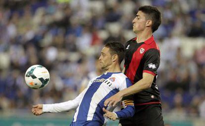 Sergio García disputa el balón con Borja López.