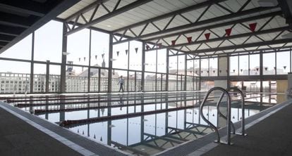 La piscina de las Escuelas P&iacute;as est&aacute; ubicada en un cuarto piso de la calle Hortaleza, con vistas sobre los tejados, y mide 25x12,5 metros. 
