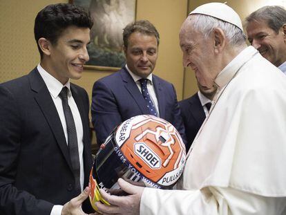 Marc Márquez, de visita en el Vaticano, regala uno de sus cascos al Papa Francisco.