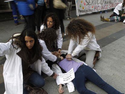 Varias sanitarias simulan la atenci&oacute;n a pacientes en Sol.