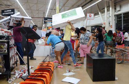 Decenas de personas saquean tiendas en el puerto de Veracruz tras el gasolinazo.