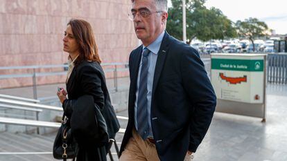El exalcalde socialista de Estepona Antonio Barrientos, a su llegada a los juzgados de Málaga para asistir al macrojuicio del 'caso Astapa', este lunes.