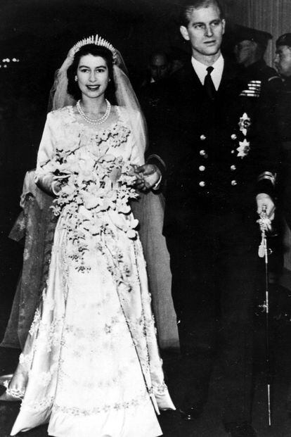 Blanca y radiante en el día de su boda con Felipe de Edimburgo, en 1947.