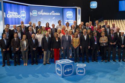 Rajoy y otros miembros de la dirección nacional del PP, en la presentación de la lista electoral de Málaga.