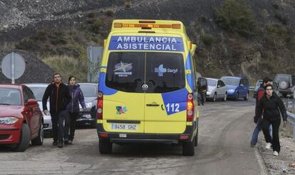 Una ambulancia abandona el pozo Emilio del Valle.