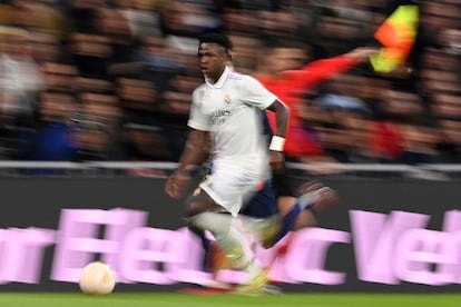 El delantero brasileño del Real Madrid Vinicius Junior corre con el balón, en un momento del partido de ida de la semifinal de la Copa del Rey, en el Estadio Santiago Bernabeu