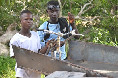 Hassan y Cyrus, dos chavales que han vivido muchos años en las calles de Sierra Leona y ahora aprenden a cómo fabricar cosas a partir de la chatarra con Emiliano y su carrusel.