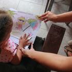 Seliandry Rodríguez recibe instrucciones por WhatsApp y como puede le enseña los números y vocales en casa a su hija de tres años. No ha querido llevar a la pequeña a sesiones con la maestra, porque teme el contagio con el virus.