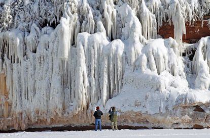 La ola de frío que este invierno golpea con crudeza el norte de Estados Unidos ha congelado el Lago Superior, en Wisconsin. En la imagen, unos turistas miran una pared de roca congelada a lo largo de las islas Apostle, en el Lago Superior.