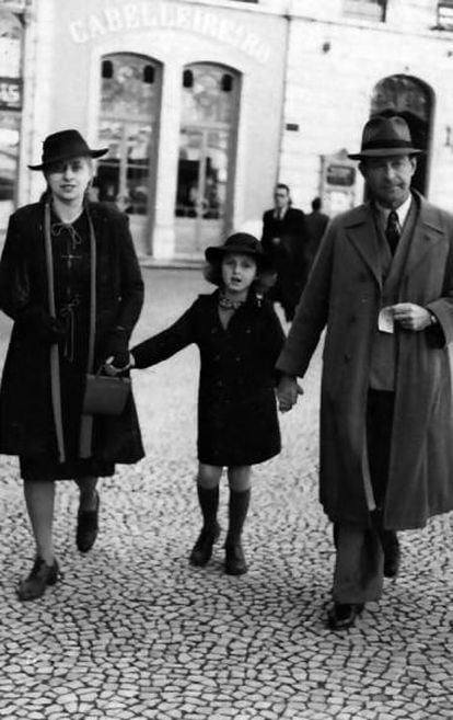 Elizabeth con sus padres, en Lisboa en 1941.