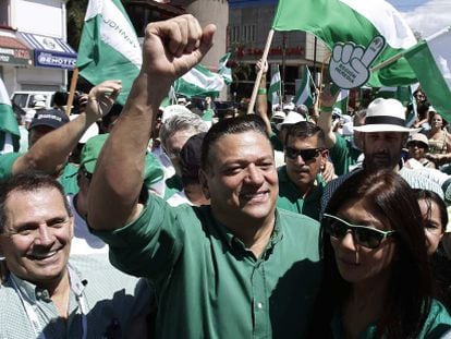 El candidato oficialista Johnny Araya en un acto de campa&ntilde;a este domingo.