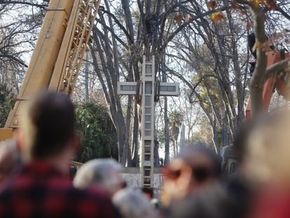 La cruz retirada este miércoles del parque de Castellón.