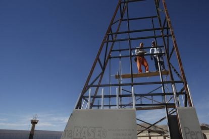 Los internos trabajan en la construcción de la torre del campanario de una capillal dentro de la prisión del estado en Ciudad Juárez.