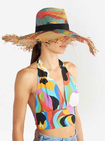 La firma italiana Etro tiñe de color el clásico sombrero de paja. Un accesorio vibrante y optimista con el que arriesgar mientras salvaguardas tu rostro de la radiación solar. 195 euros.