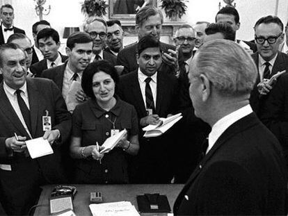 Helen Thomas toma notas durante una rueda de prensa en la Casa Blanca.