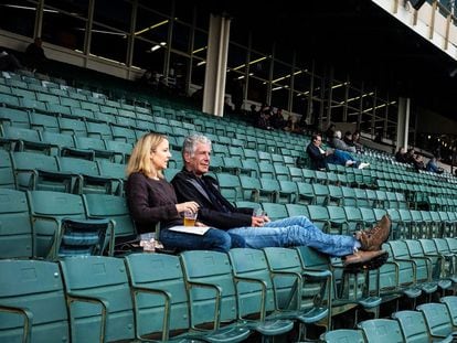 Woolever y Bourdain conversan sentados en un estadio en Queens, Nueva York, en una imagen proporcionada por la autora.