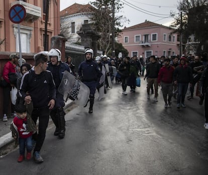 Grupos de migrantes son dispersados por la policia griega del puerto de Mitelene, Lesbos.