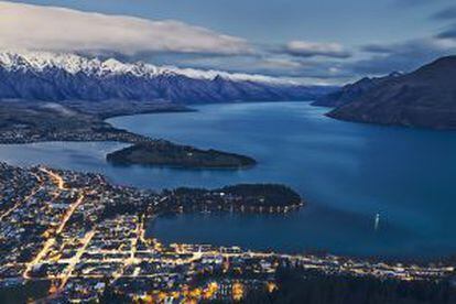 La ciudad de Queenstown y el lago Wakatipu, en la Isla Sur de Nueva Zelanda.