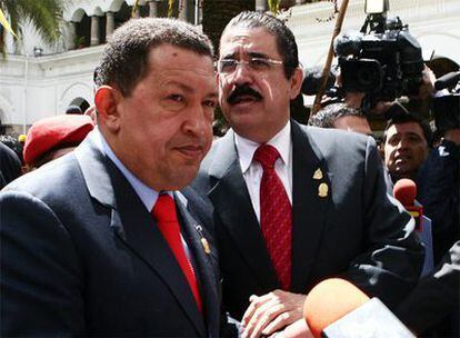 El presidente de Venezuela, Hugo Chávez, camina junto al depuesto presidente de Honduras, Manuel Zelaya, durante la III Cumbre de Unasur.