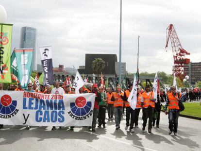 Varias decenas de &#039;ertzainas&#039;, durante la marcha para exigir que el Departamento de Seguridad se siente a negociar con los sindicatos del cuerpo sus condiciones laborales.