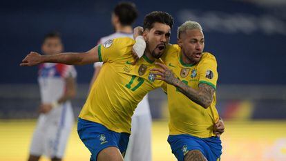 Lucas Paquetá y Neymar celebran el gol del triunfo.
