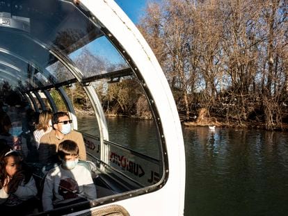 Pasajeros en el barco turístico de Aranjuez, 'Curiosity', el sábado pasado, día en el que se inauguraba la nueva temporada.
