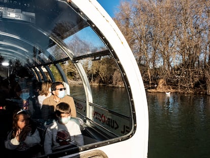 Pasajeros en el barco turístico de Aranjuez, 'Curiosity', el sábado pasado, día en el que se inauguraba la nueva temporada.