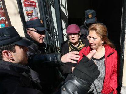 La Comisión judicial lleva a cabo el desahucio de Pepi y sus familiares, cuatro inquilinas del número 11 de la calle Argumosa. Hay seis activistas detenidos