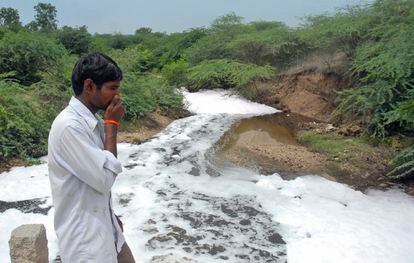 Un hombre se tapa la nariz ante el río Isakavagu, destino de los vertidos de las fábricas de antibióticos en Patancheru, un polo industrial cercano a Hyderabad, en India, en una imagen de 2008.