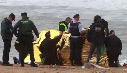 La policía recoge el cuerpo de un hombre que fue arrastrado por las lluvias hasta Caldes d'Estrac.