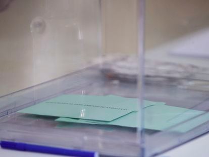 Una urna el pasado 19 de junio en un colegio electoral de Sevilla.