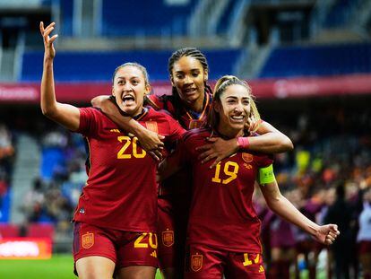 Jugadoras de la selección española celebran un gol frente a Suecia en la Nations League.