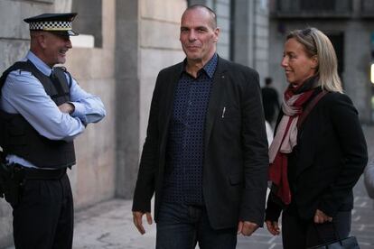 Iannis Varufakis i la seva dona, Danae Stratou, a la plaça de Sant Jaume.