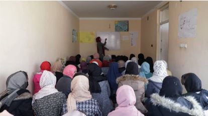 Un grupo de afganas asiste a las clases de la escuela secreta de Marzia A. en Kabul.