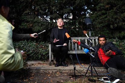 Kazuo Ishiguro, el jueves 5 de octubre en Londres, durante la rueda de prensa celebrada horas despu&eacute;s de que se le concediera el Premio Nobel de Literatura.