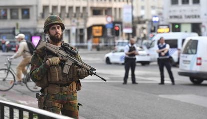 Un soldado vigila los accesos a la estación central de Bruselas este martes.