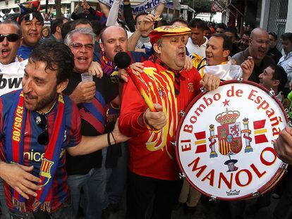 Manolo el del Bombo comparte el ambiente festivo, a las puertas de Mestalla, con aficionados del Barça y del Madrid.