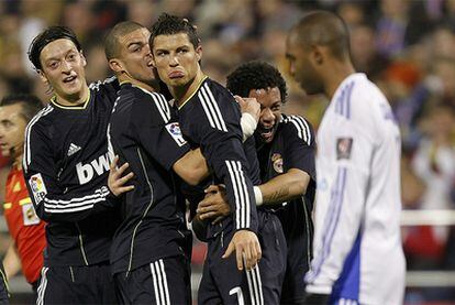 Özil, Pepe y Marcelo felicitan a Cristiano por su gol en La Romareda.