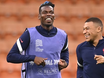 Paul Pogba (izquierda) junto a Mbappé en una práctica de la selección de Francia.