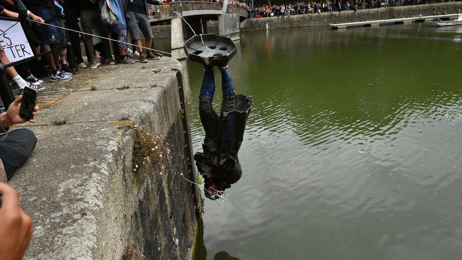 Un grupo de activistas lanzan al río la estatua de Edward Colston en Bristol.