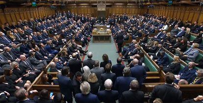 Una Cámara de los Comunes llena de diputados guarda un minuto de silencio este lunes por el parlamentario conservador asesinado a puñaladas, David Amess