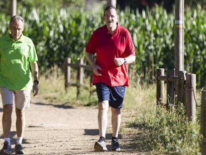 El expresidente del Gobierno, Mariano Rajoy, caminando en Pontevedra, en 2016.