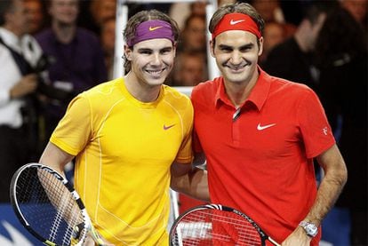 Nadal y Federer posan antes del comienzo del partido.