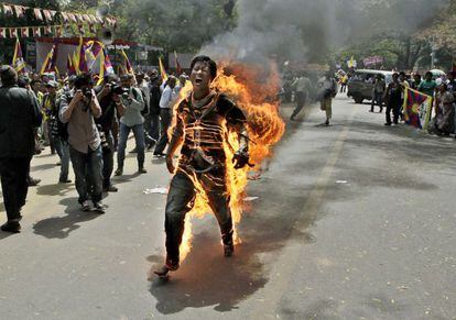 Un hombre tibetano exiliado en la India se prende fuego durante una protesta en marzo de 2012.