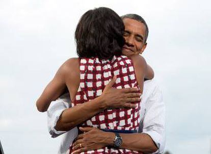 Obama abraza a su esposa tras ganar las elecciones de 2012
