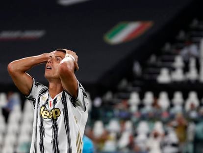 Cristiano Ronaldo se lamenta de una ocasión fallada durante el Juventus-Lyon. / Antonio Calanni (AP).